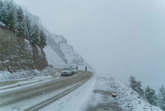Voiture sur une route de montagne enneigée en hiver