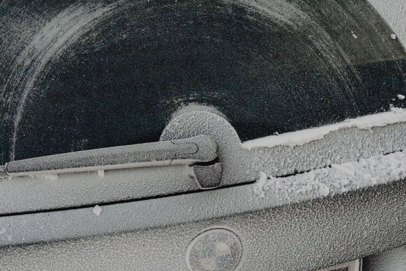 Pare-brise et balai d'essuie-glace couverts de givre