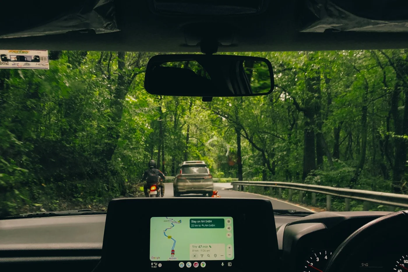 Vue du poste de conduite et de la route depuis l'intérieur d'une voiture