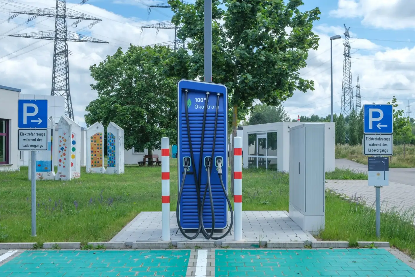 Borne de recharge pour voiture électrique sur un parking