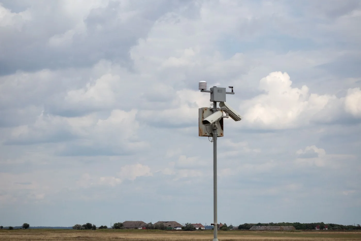 Radar de contrôle de vitesse installé au bord d'une route