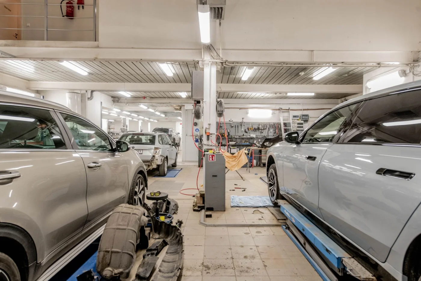 Voitures en cours de contrôle technique dans un centre agréé