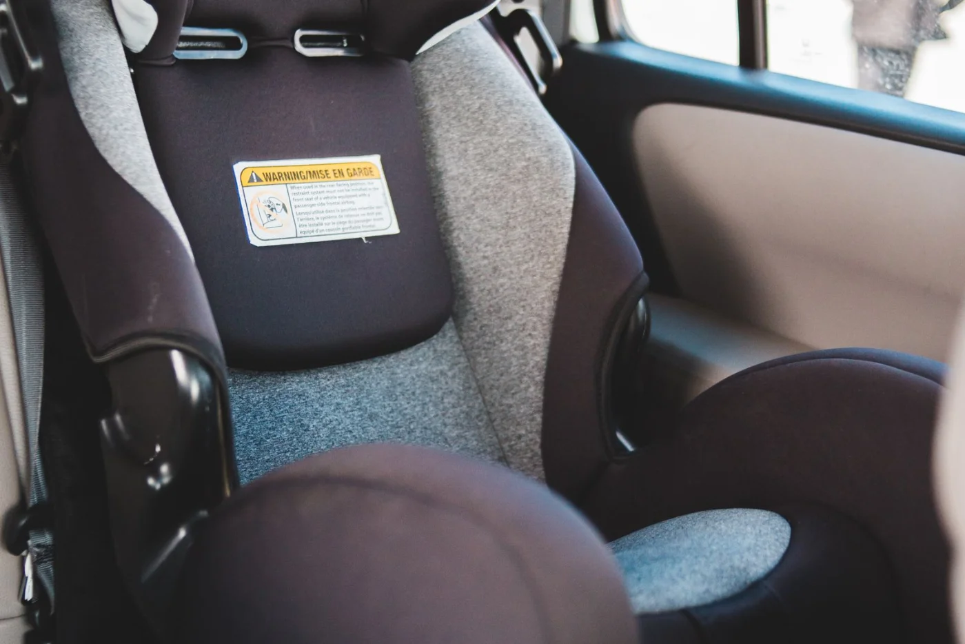 Siège auto enfant installé sur la banquette arrière d'une voiture