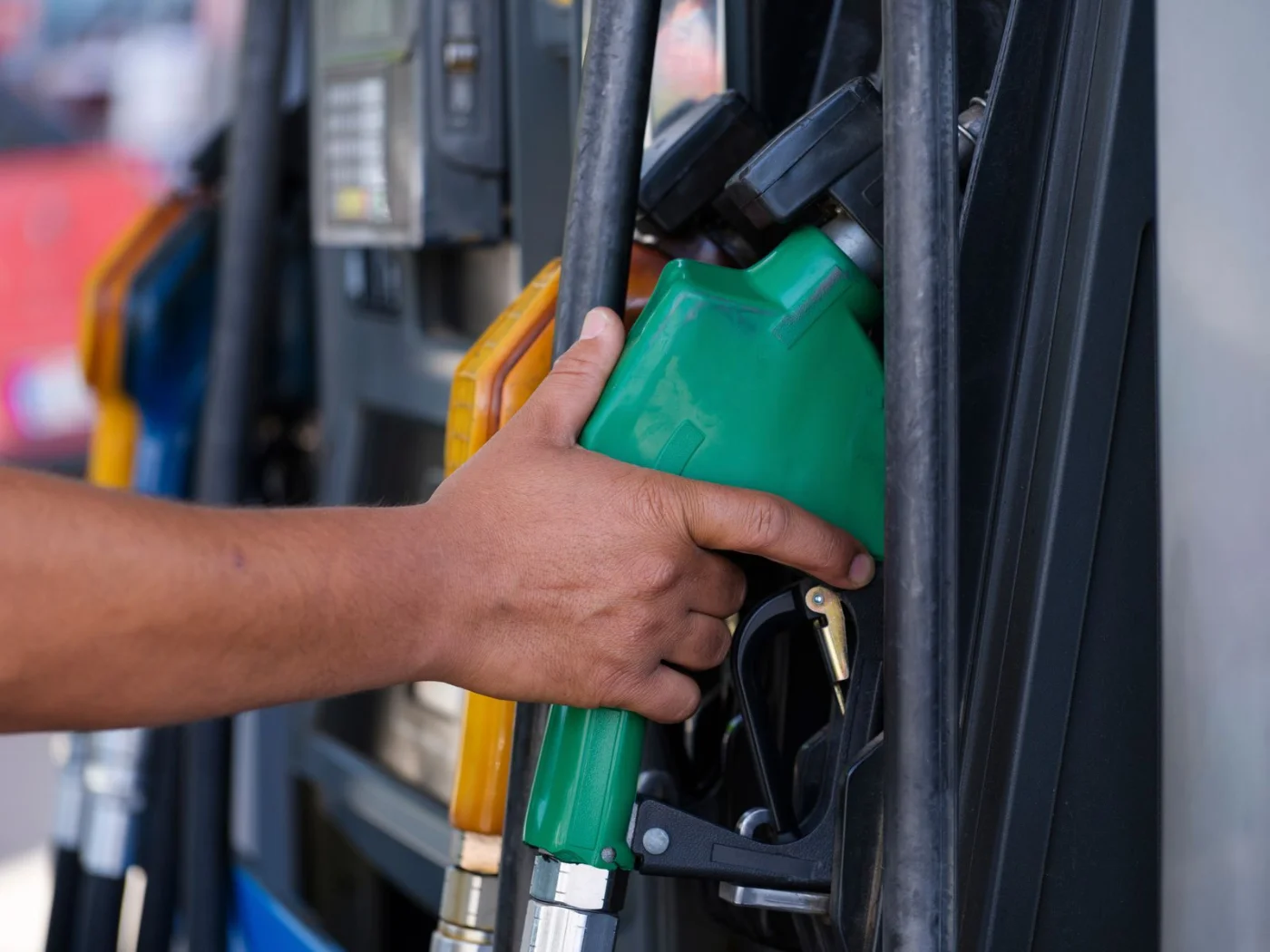 Pistolet de distribution d'essence sans plomb dans une station-service