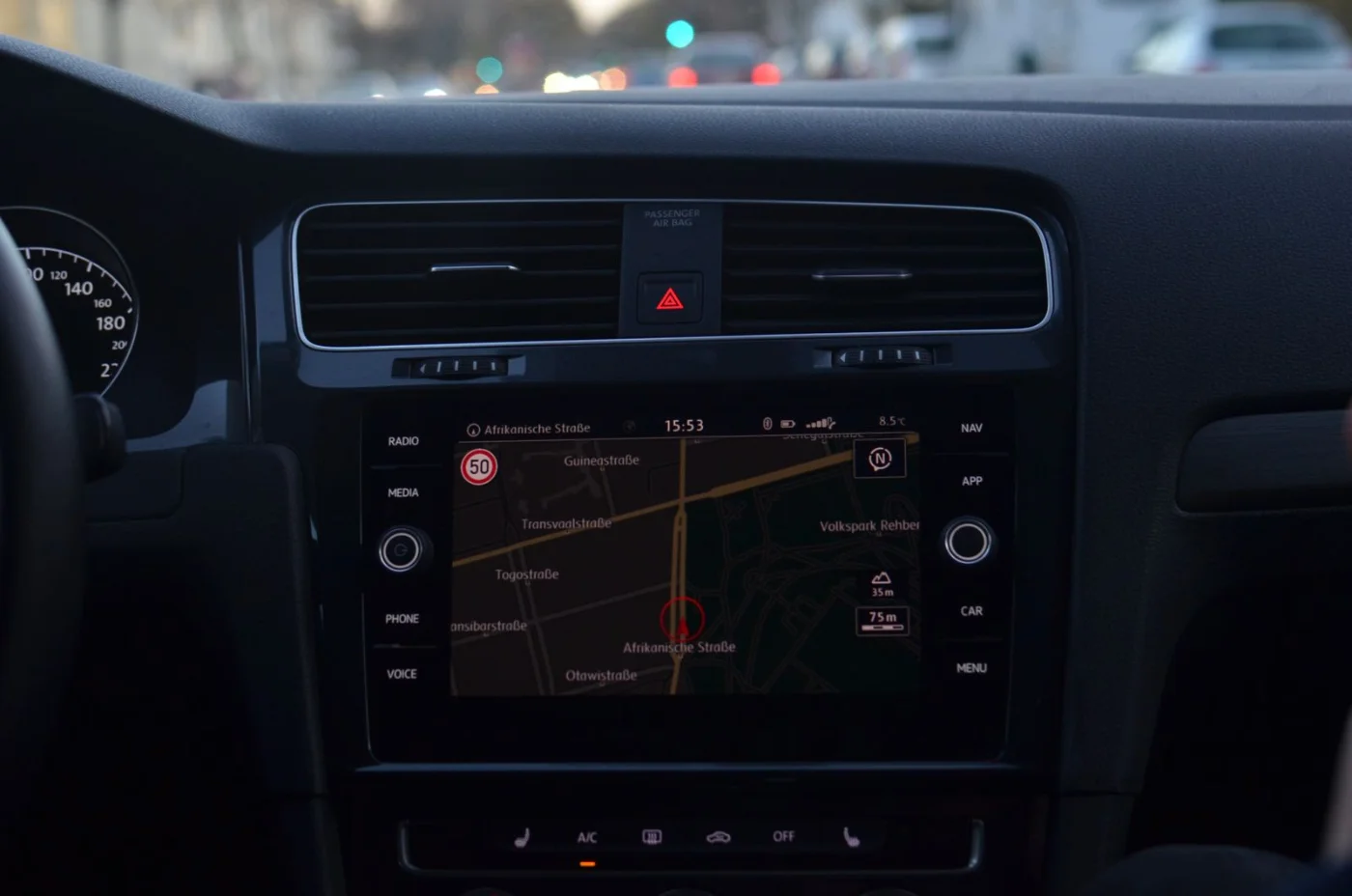 Écran de navigation GPS sur le tableau de bord d'une voiture