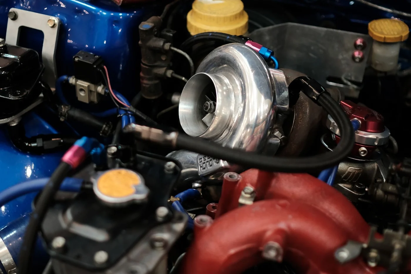 Turbocompresseur monté dans le compartiment moteur d'une voiture