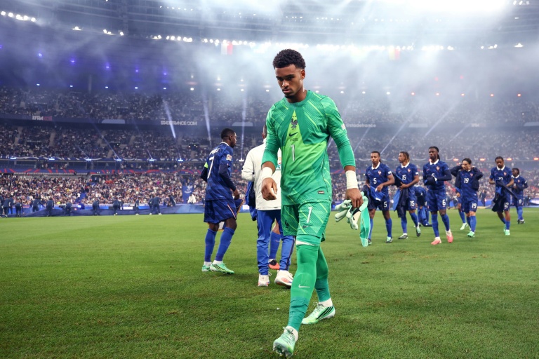 Guillaume Restes, gardien de but, lors de son entrée sur le terrain avec l'équipe de France.