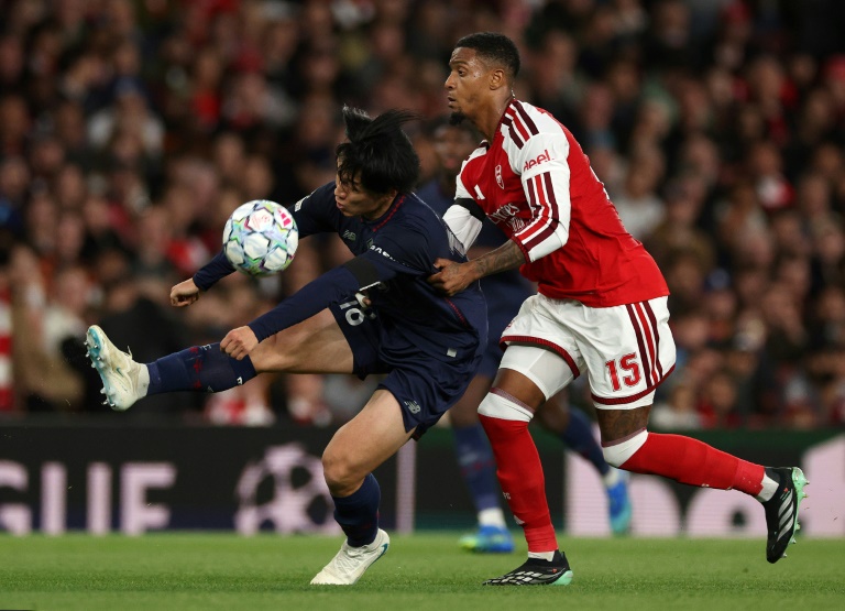 Le défenseur d'Arsenal Ezri Konsa (à droite) s'oppose à l'attaquant lillois Ayase Ueda le 13 octobre 2026 à l'Emirates Stadium de Londres