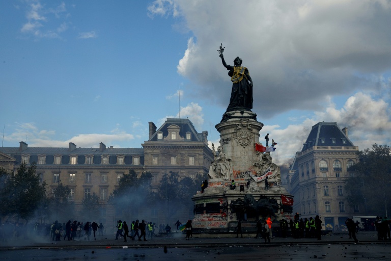 Des manifestants place de la République, le 17 octobre 2026 à Paris