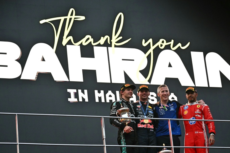 Le podium du GP de Bhareïn composé de (g à dr.) Kimi Antonelli, Max Verstappen et de Lewis Hamilton, sur le circuit de Sepang, en Malaisie, le 4 octobre 2026