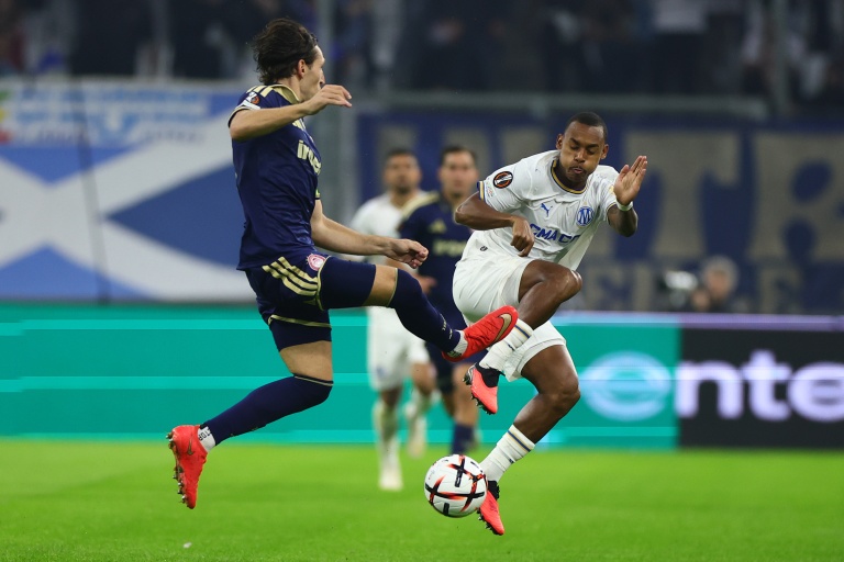 L'attaquant brésilien de l'OM Igor Paixao (à droite) contre l'Olympiakos au stade Vélodrome, le 15 octobre 2026