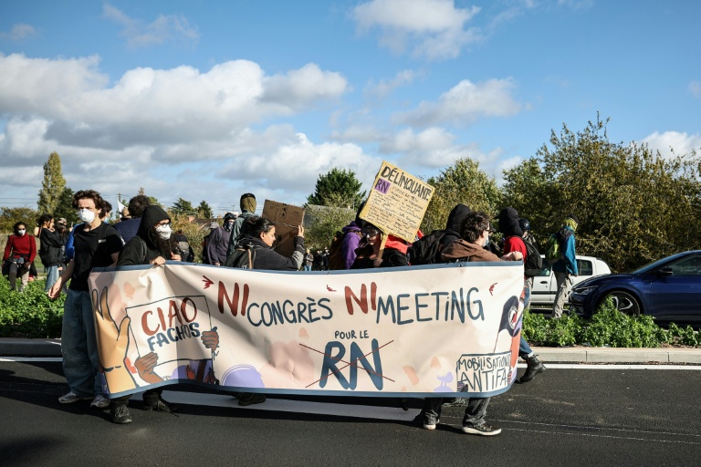 Des militants antifascistes rassemblés à Orléans, le 25 octobre 2026, alors que se tient le congrès du RNP à quelques kilomètres de là