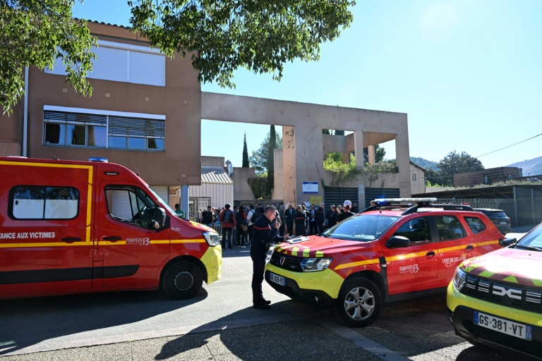 Des véhicules de pompiers devant le collège Joseph-Lakanal à Aubagne, après que le principal et une enseignante ont été blessés par un tir de fusil de chasse, le 12 octobre 2026 dans les Bouches-du-Rhône
