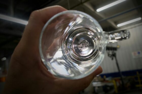 Un verre Duralex, symbole de la verrerie en difficulté financière.