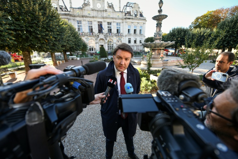 Le maire de Limoges Guillaume Guuérin s'adresse à la presse devant la mairie incendiée la veille lors d'une manifestation contre la vie chère, le 18 octobre 2026