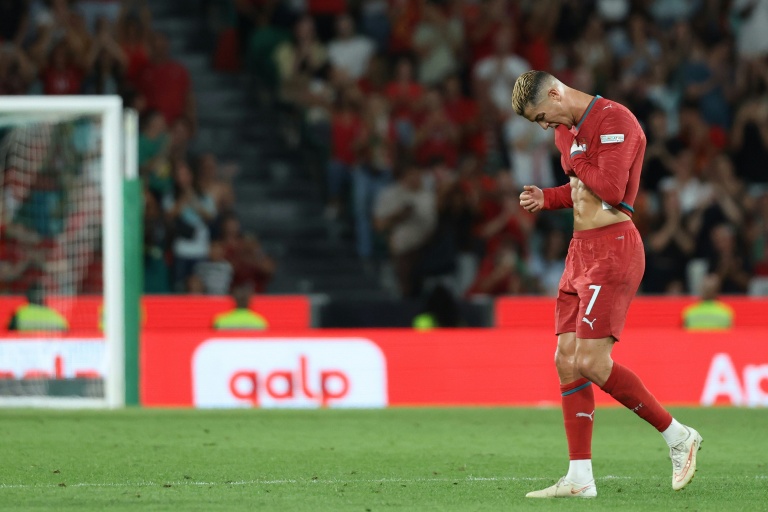 Cristiano Ronaldo lors d'un match avec le Portugal, montrant des signes de frustration.
