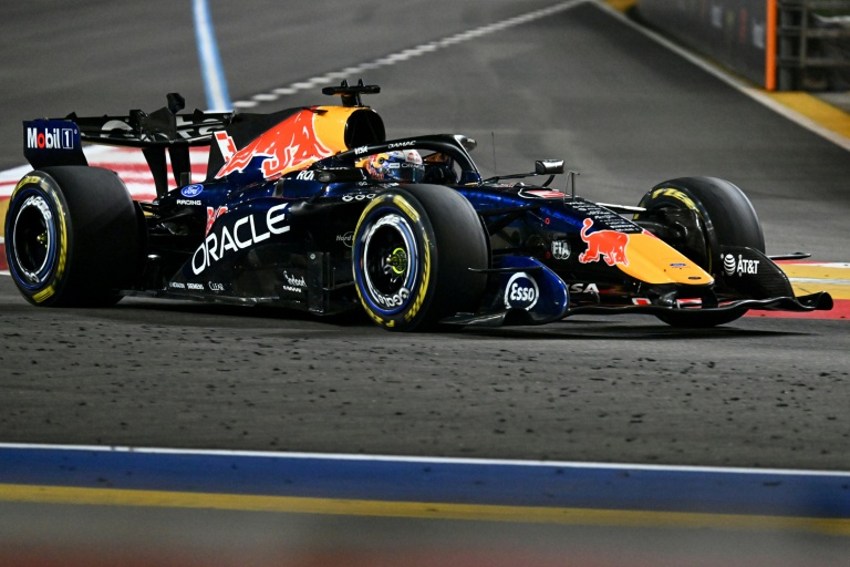 Le pilote néerlandais Max Verstappen au volant de sa Red Bull pendant le GP de Singapour le 11 octobre 2026