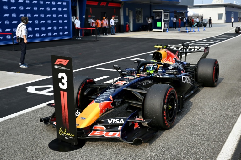 Retour aux stands de la Red Bull d'Isack Hadjar après les qualifications du GP de Bahrein de F1 le 3 octobre 2026 sur le circuit de Sepang à Kuala Lumpur