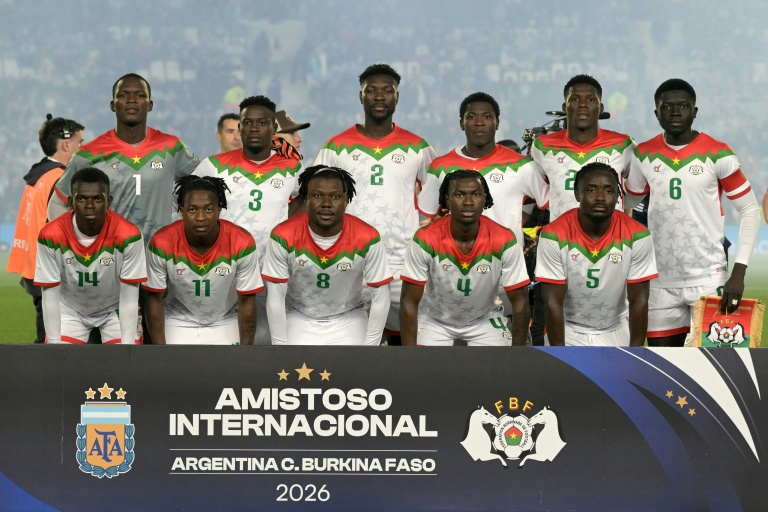 L'équipe des U23 du Burkina Faso pose avant le match amical contre l'Argentine à Buenos Aires le 3 octobre 2026