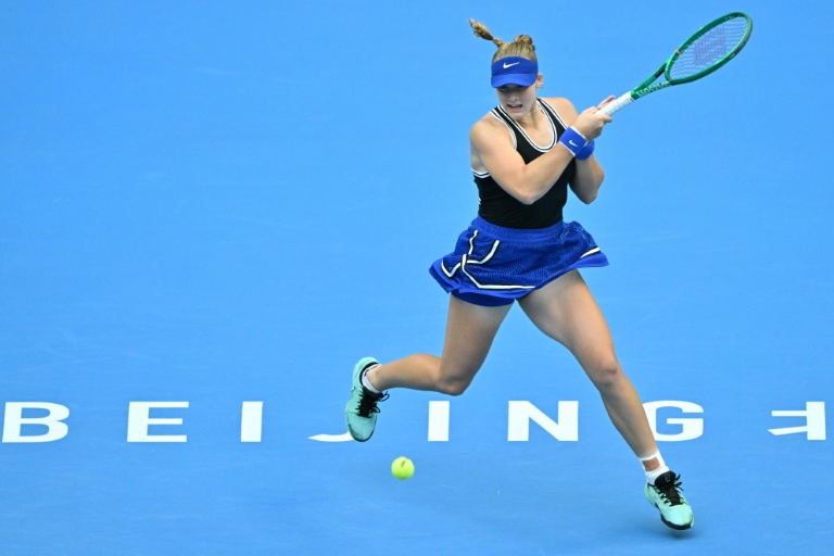 Mirra Andreeva renvoie un service de Nikola Bartunkova, le 10 octobre 2026 en demi-finale du tournoi WTA 1000 de Pékin