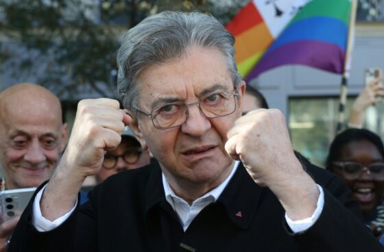 Jean-Luc Mélenchon exprime sa détermination lors d'un discours à Gergovie.