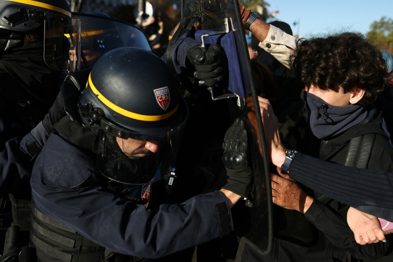 Des CRS aux prises avec de jeunes manifestants devant le lycée parisien Hélène-Boucher bloqué, le 8 octobre 2026