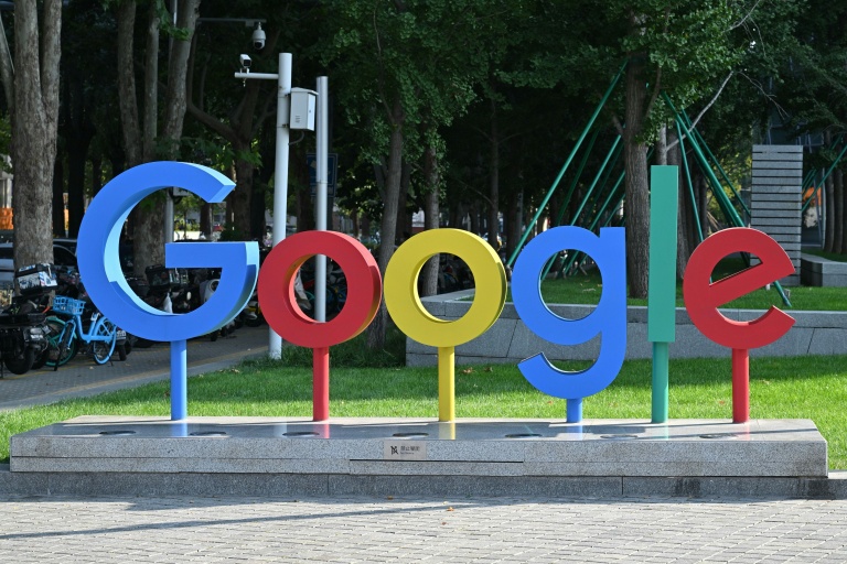 Logo coloré de Google devant un parc, symbolisant la controverse sur les avis en ligne.