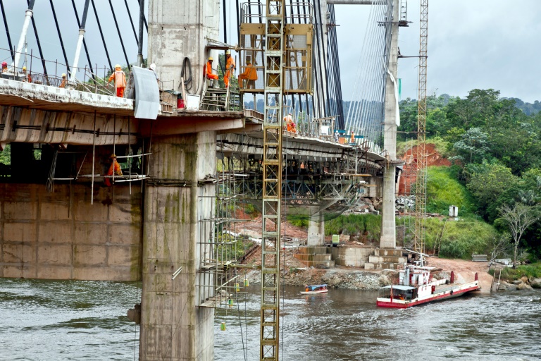 Des ouvriers travaillent sur le chantier du pont routier de l’Oyapock, à Saint-Georges-de-l’Oyapock, en Guyane, le 30 mai 2011