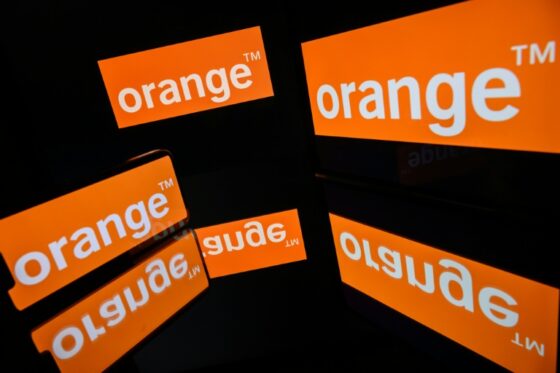 Logo d'Orange en reflet sur un fond noir