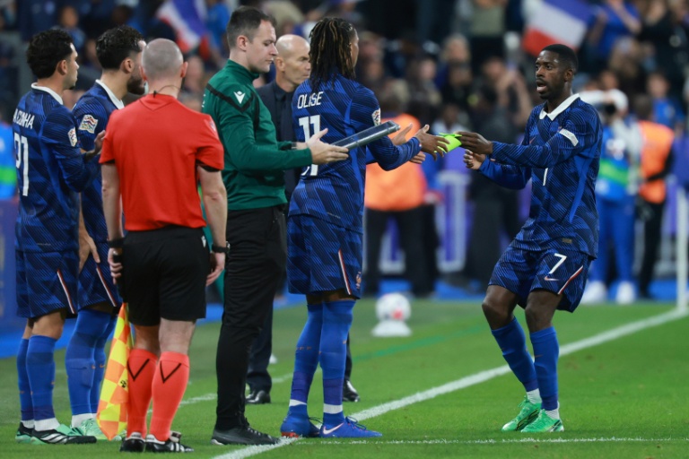 Zinédine Zidane opère trois changements et les remplaçants, Désiré Doue, Michael Olise et Rayan Cherki, vont tous marquer lors de la victoire de l'équipe de France contre la Belgique, le 5 octobre 2026 au Stade de France, à Saint-Denis