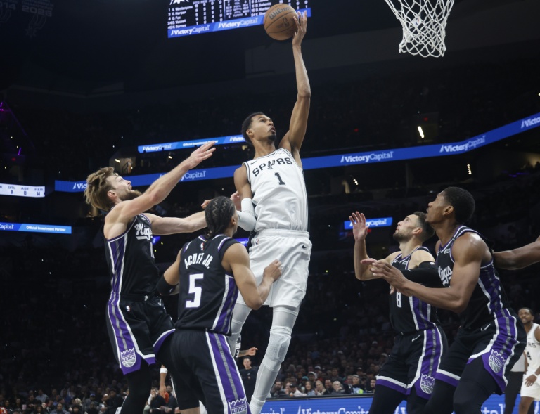 Victor Wembanyama des Spurs effectue un dunk contre les Kings de Sacramento