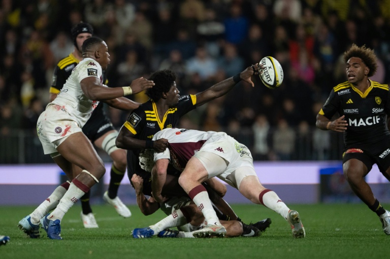 Andy Timo, le flanker de La Rochelle, libère le ballon au cours du match de Top 14 contre Bordeaux-Bègles le 25 octobre 2026 à La Rochelle