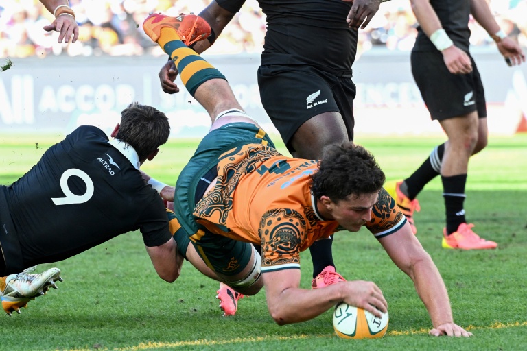 Jeremy Williams inscrit un essai pour l'Australie lors de la défaite des Wallabies contre les All Blacks néo-zélandais le 17 octobre 2026 à Sydney.