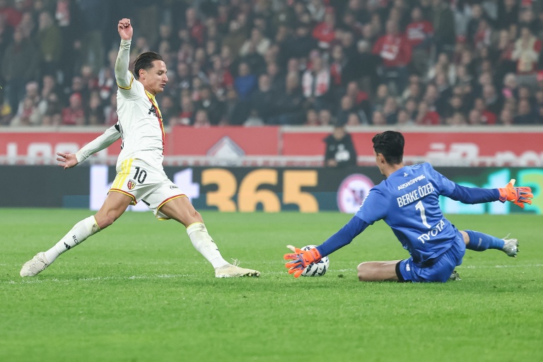 Le face-à-face manqué de Florian Thauvin devant Berke Ozer lors du derby du Nord entre Lille et Lens au stade Pierre-Mauroy en Ligue 1 le 30 octobre 2026