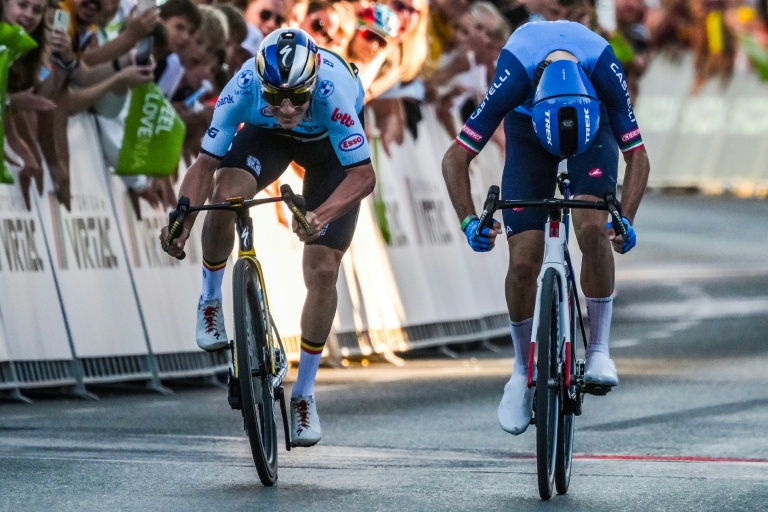 Le Belge Remco Evenepoel devance l'Italien Giulio Ciccone d'un boyau, lors du Championnat d'Europe, le 4 octobre 2026 à Sencur près de Ljubljana
