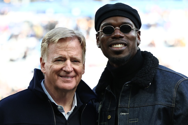 Le patron de la NFL Roger Goodell et le footballeur français Paul Pogba avant le match de NFL au Stade de France à Saint-Denis le 25 octobre 2026