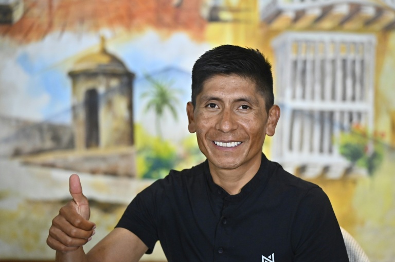 Nairo Quintana souriant, faisant un signe de la main en Colombie.