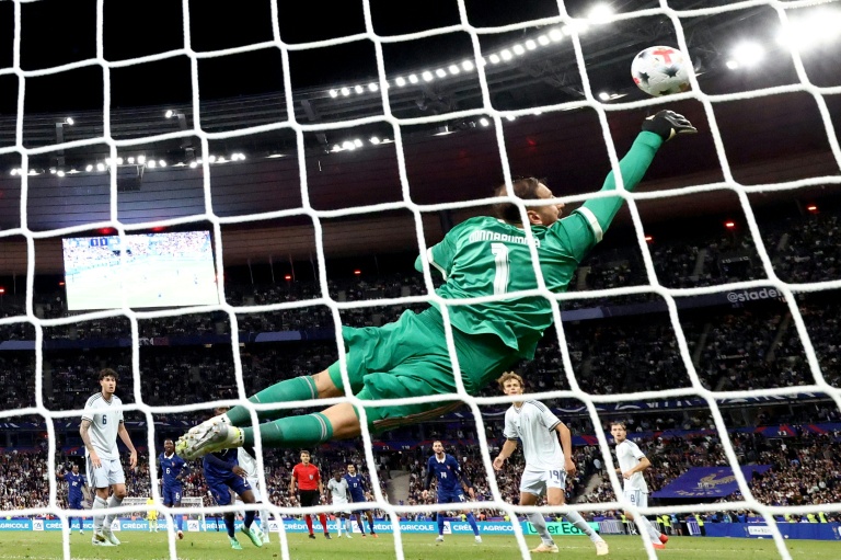 Le gardien italien Gianluigi Donnarumma réalise un arrêt, à l'occasion du match nul entre la France et l'Italie comptant pour la 3e journée de la Ligue des nations, le 2 octobre 2026 à Saint-Denis