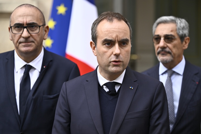 Le Premier ministre Sébastien Lecornu, au centre, s'exprime à l'issue d'une cellule interministérielle de crise, le 19 octobre 2026 à Paris