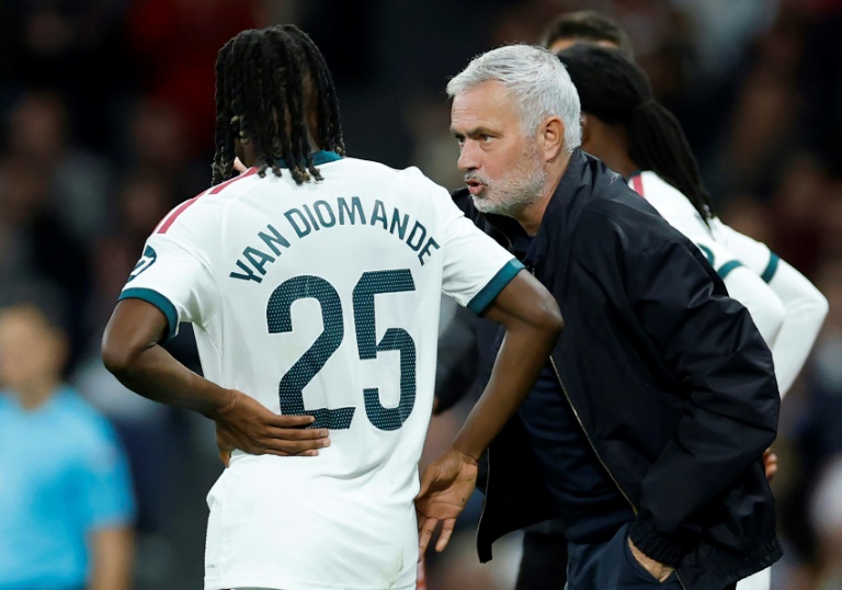 L'entraîneur du Real Madrid José Mourinho s'adresse à son attaquant Yan Diomandé lors du match contre Séville au stade Santiago Bernabeu de Madrid le 18 octobre 2026