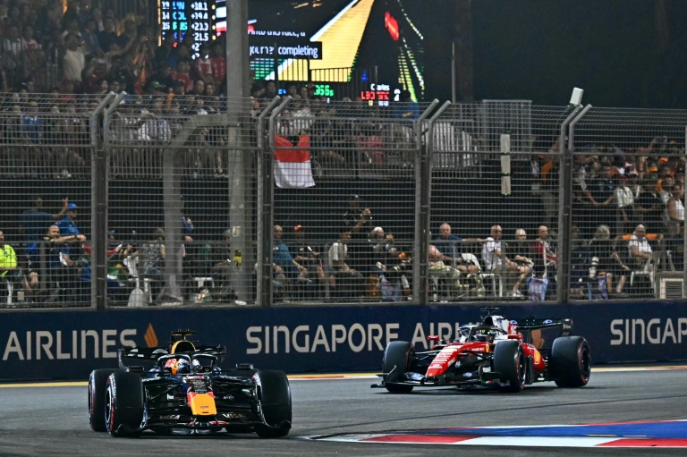 La Red Bull de Max Verstappen devance la Ferrari de Charles Leclerc dimanche au GP de Singapour de F1.