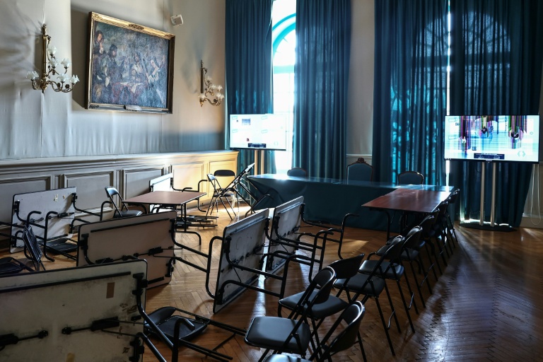 Des chaises et des tables renversées et un écran de télévision endommagé à l’intérieur de l’hôtel de ville de Marseille, après que des manifestants ont pénétré dans le bâtiment lors d’une manifestation contre la vie chère, le 17 octobre 2026
