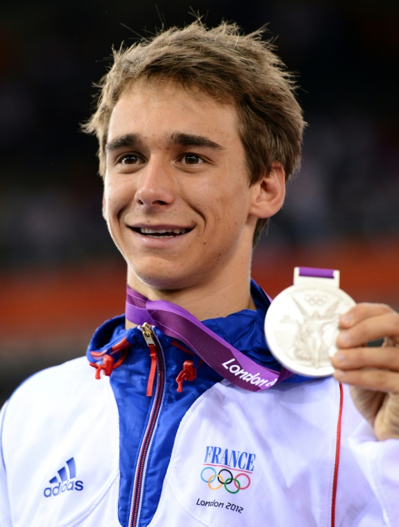 Le Français Bryan Coquard pose avec la médaille d'argent de l'omnium, épreuve de cyclisme sur piste, aux Jeux Olympiques de Londres le 5 août 2012