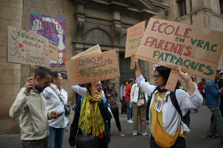 Des parents d'élèves brandissent des pancartes lors d'une manifestation devant le lycée Ampère à Lyon, le 6 octobre 2026
