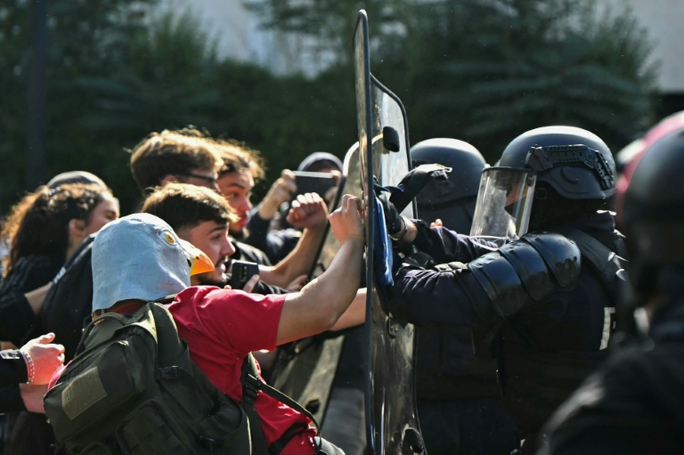 Face-à-face entre lycéens et policiers antiémeute, le 1er octobre 2026 à Aubervilliers, dans le nord de Paris