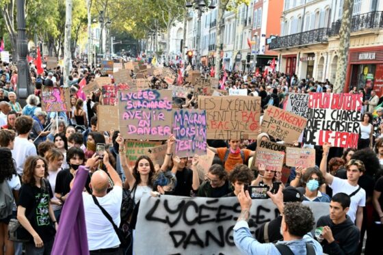 Manifestation des lycéens en France avec des pancartes sur leurs revendications.