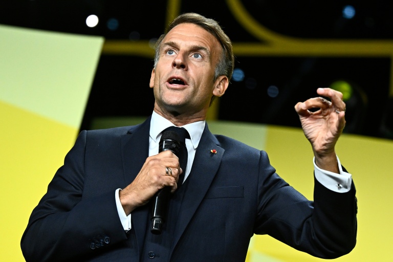 Emmanuel Macron s'exprime lors d'un événement, discutant des approvisionnements en hydrocarbures.