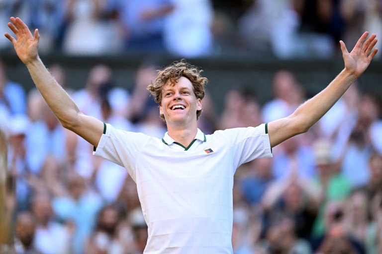 L'Italien Jannik Sinner après avoir battu l'Allemand Alexander Zverev lors de la finale du tournoi de Wimbledon 2026, à Wimbledon, le 12 juillet 2026