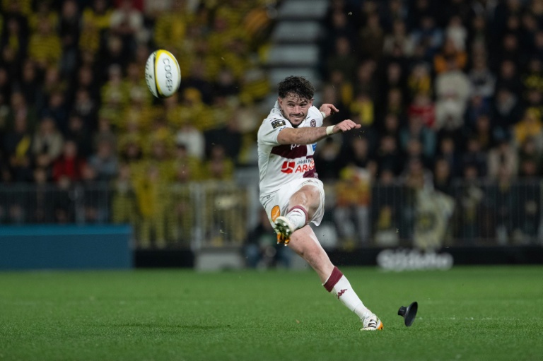 Un joueur de Bordeaux-Bègles effectue un tir au but lors du match contre La Rochelle.