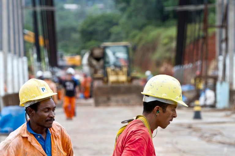 Des ouvriers travaillent sur le chantier du pont routier de l’Oyapock, à Saint-Georges-de-l’Oyapock, en Guyane, le 30 mai 2011